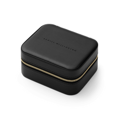ダニエルウェリントンのトラベルジュエリーボックス Black。上質なブラックレザーにブランドロゴを型押しし、ゴールドのファスナーが上品なアクセントを添えたコンパクトサイズのジュエリーケースです。