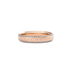 Classic Aura Duo Ring ローズゴールドを斜めから捉えたクローズアップ画像です。バンドの上下に並ぶホワイトキュービックジルコニアの二列の輝きと、温かみのあるローズゴールドのポリッシュ仕上げが際立っています。