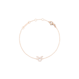 Daniel Wellington Crystal Zodiac Chain Braceletのローズゴールドモデル全体像です。おうし座のシンボルをクリスタルであしらったペンダントが、細身のチェーンの中央に配されています。ロブスタークラスプとアジャスターのディテールもご確認いただけます。