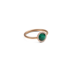 Audrey Ring Malachite Rose Goldを斜めから撮影した商品画像です。マラカイトの濃淡ある緑の縞模様や、ドーム型カットによる立体感、キュービックジルコニアの繊細な輝き、細身のローズゴールドバンドのなめらかな質感がご覧いただけます。