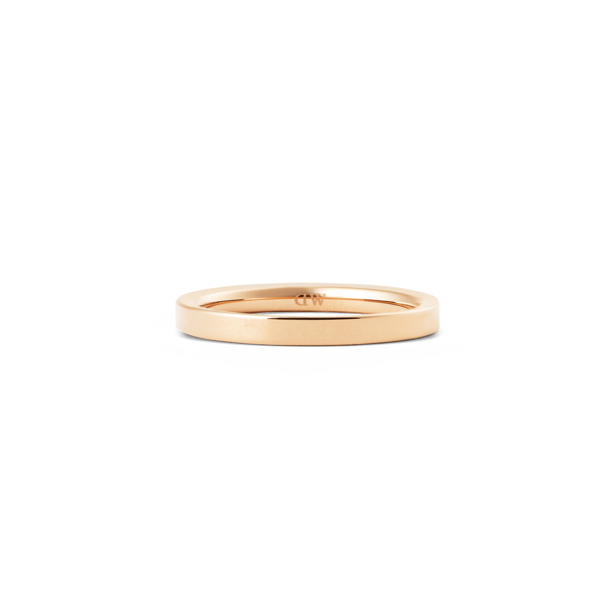 ローズゴールドの輝きが美しいLine Ring Polished Rose Gold 2.5mmを斜め前方から撮影した製品画像です。フラットに磨き上げられたバンドが白い背景に映え、内側に刻印されたロゴが控えめに確認できます。