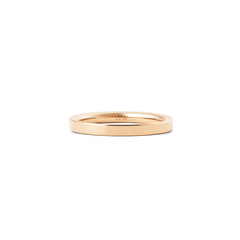 ローズゴールドの輝きが美しいLine Ring Polished Rose Gold 2.5mmを斜め前方から撮影した製品画像です。フラットに磨き上げられたバンドが白い背景に映え、内側に刻印されたロゴが控えめに確認できます。