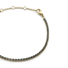Classic Tennis Bracelet Nightfall Goldのクローズアップ画像です。ゴールドの爪留めに一粒ずつセットされたダークトーンのプレシオサイトクリスタルが美しく並び、サイズ調節リング付きのチェーン部分もご確認いただけます。