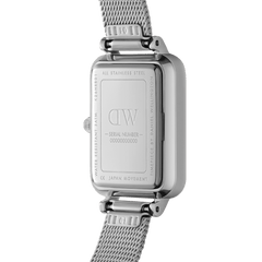 Quadro Lumine Bezel Sterling Black MOPの裏蓋を写した画像です。ステンレススチール製のケースバックには、Daniel Wellingtonのロゴやシリアルナンバー、3ATM防水の表記が刻印されています。また、シルバーメッシュストラップとの接続部分の仕上げもご確認いただけます。