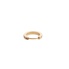 クリスタルフープピアスGoldを正面やや上から捉えた商品写真です。白い背景にゴールドのコンパクトなフープが映え、外周にセットされたクリスタルの繊細な輝きとヒンジ式のクラスプ構造が確認できます。
