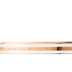 Emalie Slim Braceletのクローズアップです。ローズゴールドの表面にはDaniel Wellingtonのロゴが刻印され、両サイドにはサテンホワイトのエナメルラインが施されています。細部までこだわったデザインが際立ちます。