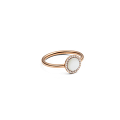 ダニエルウェリントン Audrey Ring Mother of Pearl Rose Goldを斜めから撮影した商品画像です。細身のローズゴールドバンドと、ジルコニアで縁取られたふっくらとしたドーム型のマザーオブパールが放つ柔らかな光沢がお楽しみいただけます。