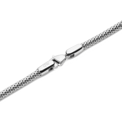 Tide Mesh Necklace Silver 2.8のロブスタークラスプ部分を拡大した画像です。Daniel Wellingtonのロゴが刻印されたシルバーの留め具と、メッシュチェーンとの接続部分の滑らかな仕上がりがご確認いただけます。