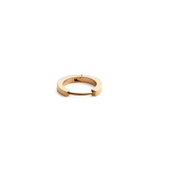 ダニエルウェリントンのHoop Earring Goldを正面からやや低い角度で捉えた商品写真です。13mmのコンパクトな円形デザインと、光を受けて滑らかに輝くフラットなゴールド仕上げが特徴です。