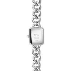 Jolie Chain Silverのケース裏蓋とチェーンリンクを縦に捉えた詳細画像です。ポリッシュ仕上げのスクエアケース裏面にはDaniel Wellingtonのロゴやシリアルナンバー、3ATM防水の表記が刻印されています。側面にはリューズが確認でき、上下に伸びるチャンキーチェーンの立体的な輝きが印象的です。