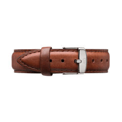 St Mawes XL Strap Silverの全体像。明るいブラウンのレザーストラップは、細かなシボ加工と同色のステッチが施され、フラットなシルバーピンバックルで留められています。白背景に配置した状態で撮影しています。