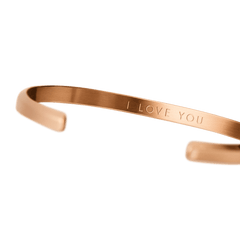 Daniel Wellington Classic Valentine Bracelet Rose Goldの内側に刻印された「I LOVE YOU」のメッセージをクローズアップでご紹介。ローズゴールドのポリッシュ仕上げが光を受け、温かみのある輝きを放つオープンカフデザインです。