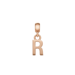 Daniel WellingtonのLetter Charm Rose Goldで、アルファベットの「R」をあしらったイニシャルチャームです。直線と曲線が組み合わさった立体的なフォルムに、上品なローズゴールドの輝きが映えます。