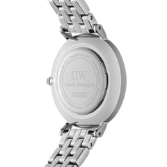 Petite Lumine Bezel 5-Link Arcticのケースバックを捉えた画像です。Daniel Wellingtonのロゴとシリアルナンバーが刻印されたステンレススチール製の裏蓋と、5リンクブレスレットの接続部分の仕上げがご確認いただけます。