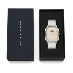 ダニエルウェリントンのブランドロゴがあしらわれたネイビーカラーのギフトボックスに収められたMarlon Wire Linen Silver。ギフトや記念日の贈り物にぴったりの、上品なパッケージです。