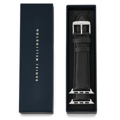 Daniel Wellington Smartwatch Leather Strap Sheffield Silverがネイビーの専用ボックスに収められたパッケージ画像です。ボックスの蓋にはゴールドのブランドロゴがあしらわれ、ブラックレザーストラップとシルバーのApple Watch用アダプターが整然と並んでいます。ギフトに最適な上質な仕上がりです。