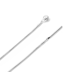 S925スターリングシルバー製のCharms Snake Braceletは、留め具と先端部分にこだわりのディテールを施しています。球体のスライド式クラスプにはDaniel Wellingtonのロゴが刻印されており、チェーン先端にはS925の刻印が確認できます。