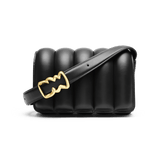 Daniel WellingtonのMini Sadie Bag Blackの正面画像です。縦に並んだピロー状のパッドが施されたブラックレザーが立体感のある陰影を演出し、ストラップにはウェーブ型のゴールドバックルがアクセントとしてあしらわれています。