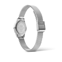 Ophelia Mini Mesh White Silverを裏蓋側から見た画像です。楕円形のケース裏面にはDaniel Wellingtonのロゴやシリアルナンバーが刻印されており、メッシュストラップの留め金部分にもブランドロゴが施されています。