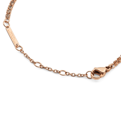 アプリコットローズゴールドのClassic Tennis Braceletのクラスプ部分をご紹介します。ローズゴールドのロブスタークラスプとサイズ調節用チェーン、Daniel Wellingtonの刻印が入ったプレートが確認でき、クリスタル部分との自然なつながりが美しい仕上がりです。