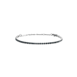 Daniel Wellington Classic Tennis Bracelet Nightfall Silverの全体画像です。ダークトーンのプレシオサクリスタルが一列に並び、シルバーチェーンとロブスタークラスプ、ブランドロゴ入りプレートがあしらわれています。