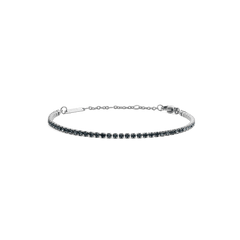 Daniel Wellington Classic Tennis Bracelet Nightfall Silverの全体画像です。ダークトーンのプレシオサクリスタルが一列に並び、シルバーチェーンとロブスタークラスプ、ブランドロゴ入りプレートがあしらわれています。
