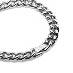 Daniel WellingtonのChunky Chain Braceletシルバーを、留め具部分を斜め上から撮影した画像です。チェーンが円を描くように配置され、ロゴ入りのクラスプとリンクの精密な噛み合わせが確認できます。