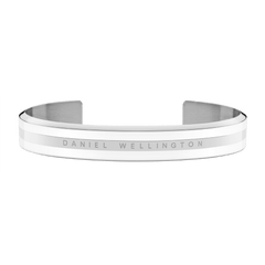 Emalie Braceletシルバーを正面から水平に撮影した全体の画像です。ホワイトエナメルの2本のラインに挟まれたシルバーの中央部分にはDaniel Wellingtonのロゴが配置され、カフ型のオープンエンドからはブラッシュ仕上げの内側が覗いています。