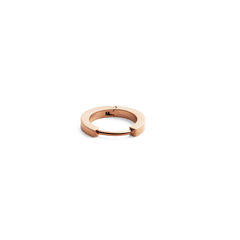 ダニエルウェリントンのHoop Earring Rose Goldを白背景で低めのアングルから撮影した画像です。ミニマルな13mmのリングデザインと、ローズゴールドのPVDメッキによる滑らかな表面仕上げが際立っています。