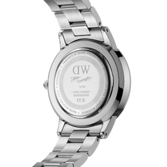 Steven Harrington x Daniel Wellington Iconic Link Multicolor Silverのケースバック。ステンレススチール製の裏蓋には、スティーブン・ハリントンのサイン、750本限定を示すシリアルナンバー、Daniel Wellingtonのロゴが刻印されています。