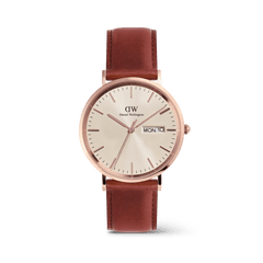 白背景で撮影したClassic Day Display St Mawes Rose Gold Champagneの全体画像です。ローズゴールドのケースとSt Mawesブラウンレザーストラップの温かみのある色合いが調和し、シャンパンダイヤル上の曜日・日付表示窓やバーインデックスがはっきりと確認できます。