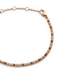 Daniel Wellington Classic Tennis Bracelet Honey Combo Rose Goldのクローズアップ画像です。ハニーとクリアのクリスタルが一粒ずつ爪留めされた細部や、ローズゴールドのアジャスターチェーン、ロブスタークラスプのディテールがご覧いただけます。