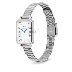 Quadro Sterling Roman Numerals Dateを斜め上から撮影した画像です。シルバーのレクタンギュラーケースとメッシュストラップの質感、ホワイトダイヤルに配されたブルーの針とローマ数字インデックスが際立ちます。
