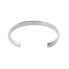 Arch Cuff Silver 4mmを内側から捉えた画像です。ブレスレットの内面にはDaniel Wellingtonのロゴが刻印されており、両端が開いたオープンカフのシルエットが確認できます。