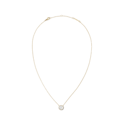 ダニエルウェリントン Audrey Necklace Mother of Pearl Goldの全体像。細身のゴールドチェーンの中央に、キュービックジルコニアのヘイローで囲まれた丸型のマザーオブパールチャームが配置され、ロブスタークラスプとブランドロゴプレートが確認できます。