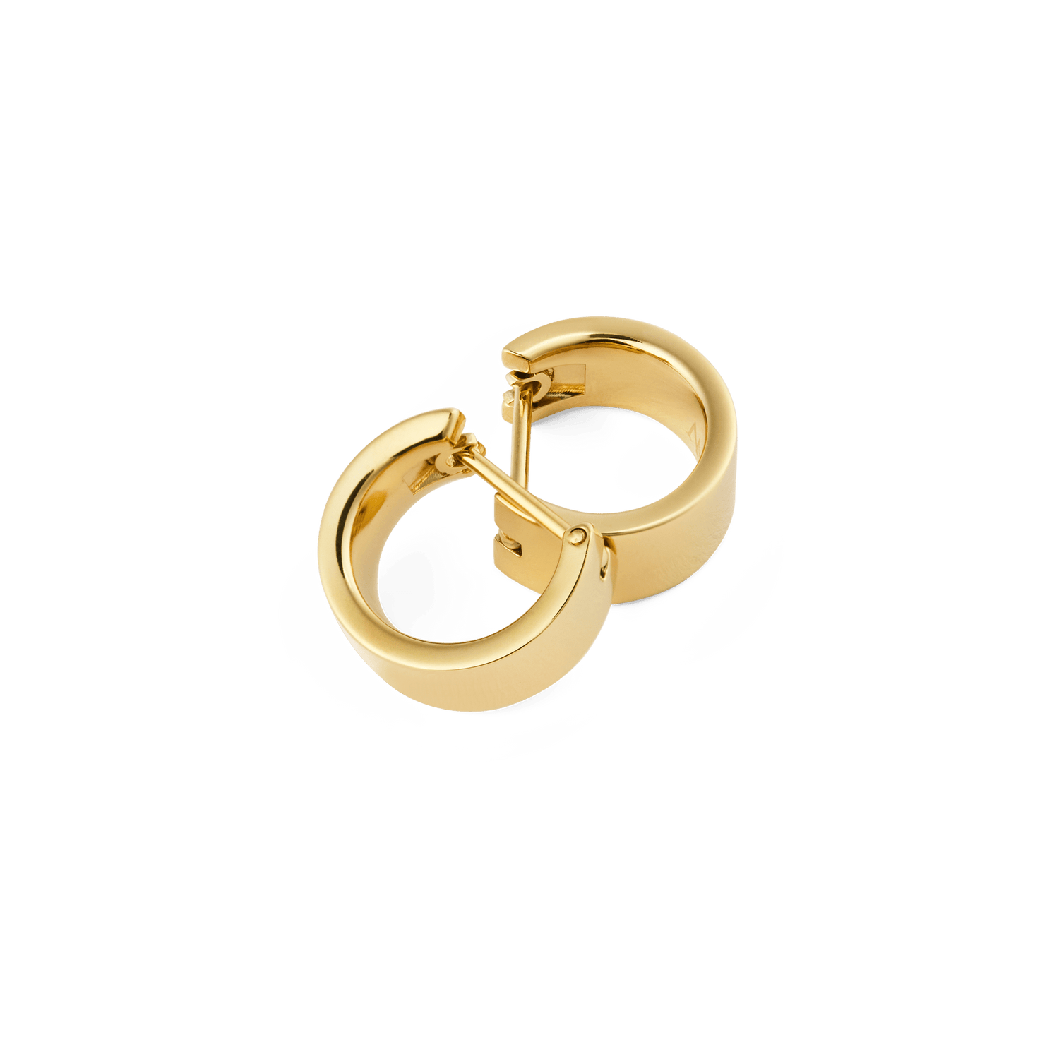 ラインピアス Polished Gold 5.5mmを重ねて並べた俯瞰画像です。片方はラッチバックを開いた状態で、内側の滑らかな仕上げや留め具の構造が確認でき、もう片方は閉じた状態でフラットなゴールドの輝きをお楽しみいただけます。