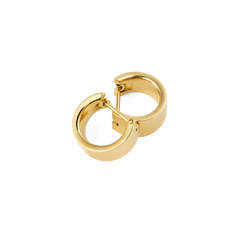 ラインピアス Polished Gold 5.5mmを重ねて並べた俯瞰画像です。片方はラッチバックを開いた状態で、内側の滑らかな仕上げや留め具の構造が確認でき、もう片方は閉じた状態でフラットなゴールドの輝きをお楽しみいただけます。