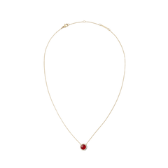 ダニエルウェリントン Audrey Necklace Red Agathe Goldの全体像。細身のゴールドチェーンの中央に、ホワイトキュービックジルコニアのヘイローで縁取られた深い赤色のメノウペンダントがあしらわれています。