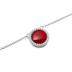Audrey Necklace Red Agathe Silverのチャーム部分をクローズアップした画像です。艶やかな深紅のドーム型赤メノウを囲むようにあしらわれたホワイトキュービックジルコニアの繊細な輝きと、シルバーチェーンの細部までご確認いただけます。