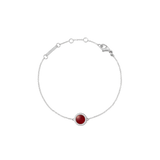 ダニエルウェリントン Audrey Bracelet Red Agathe Silverの全体像です。シルバーの細いチェーンの中央には、ドーム型の赤メノウとホワイトキュービックジルコニアのヘイローをあしらったチャームが配置されており、ロブスタークラスプとサイズ調節リングも確認できます。