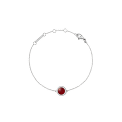 ダニエルウェリントン Audrey Bracelet Red Agathe Silverの全体像です。シルバーの細いチェーンの中央には、ドーム型の赤メノウとホワイトキュービックジルコニアのヘイローをあしらったチャームが配置されており、ロブスタークラスプとサイズ調節リングも確認できます。