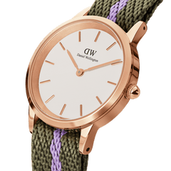 ローズゴールドのケースとバーインデックスが美しい、Iconic NATO Green/Purple Rose Gold 28mmモデルの文字盤をクローズアップ。グリーンとパープルのあや織りナイロンストラップの質感も際立つアングルでご覧いただけます。