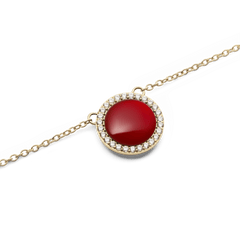 Audrey Necklace Red Agathe Goldのペンダント部分をクローズアップした画像です。ドーム型にカットされた赤メノウの滑らかな質感と、その周囲を彩るホワイトキュービックジルコニアの繊細な輝き、ゴールドフレームの細部までご覧いただけます。
