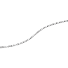シルバーのClassic Tennis Braceletをクローズアップ。2mmのキュービックジルコニアが一粒ずつ爪留めされた細身のチェーンが、緩やかなカーブを描きながら途切れることのない輝きを放ちます。