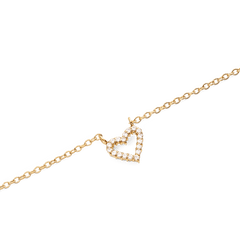 Mirelle Heart Necklace Goldのハートチャーム部分をクローズアップ。ゴールドのチェーンに吊り下げられたオープンハート型のペンダントには、ホワイトキュービックジルコニアが一粒ずつ爪留めされ、繊細な輝きを放っています。