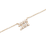 蠍座をモチーフにしたCrystal Zodiac Chain Necklace Goldのペンダントを斜めからクローズアップで撮影した画像です。ゴールドの爪留めで一粒ずつセットされたクリスタルが光を反射し、細身のチェーンとの調和が美しい仕上がりとなっています。
