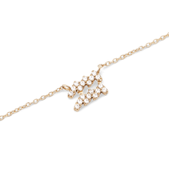 蠍座をモチーフにしたCrystal Zodiac Chain Necklace Goldのペンダントを斜めからクローズアップで撮影した画像です。ゴールドの爪留めで一粒ずつセットされたクリスタルが光を反射し、細身のチェーンとの調和が美しい仕上がりとなっています。