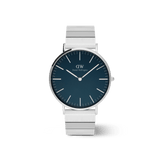 Daniel Wellington Classic Piano Link Arctic Silverを正面やや斜めから撮影した全体像。白い背景に映えるシルバーのポリッシュドケースと、ブラッシュド仕上げの幅広リンクが連なるステンレススチール製ブレスレット、そして落ち着いた深みのあるブルーダイヤルが印象的なモデルです。