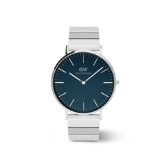 Daniel Wellington Classic Piano Link Arctic Silverを正面やや斜めから撮影した全体像。白い背景に映えるシルバーのポリッシュドケースと、ブラッシュド仕上げの幅広リンクが連なるステンレススチール製ブレスレット、そして落ち着いた深みのあるブルーダイヤルが印象的なモデルです。