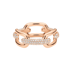 Daniel Wellington Crystal Link Ringのローズゴールドを正面からアップで撮影。ポリッシュ仕上げのオーバル型リンクと、キュービックジルコニアをあしらったリンクが交互に連なるチェーンデザインです。